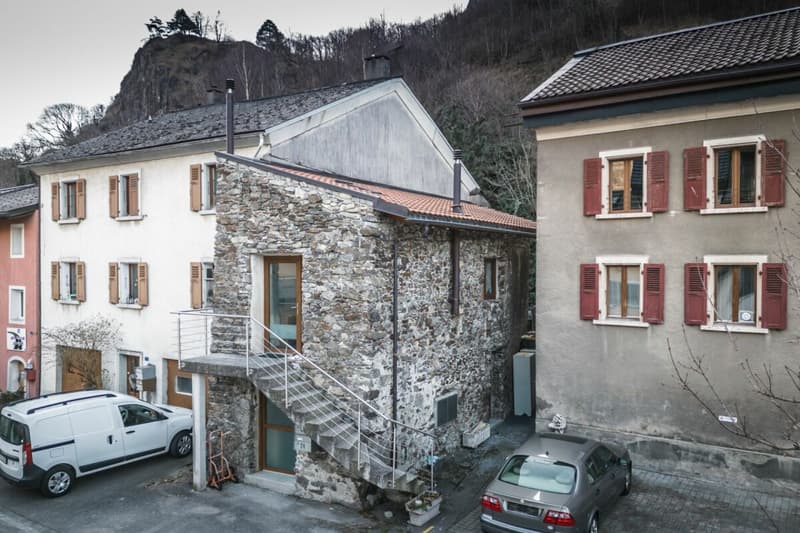 Petite maison villageoise constitutée de deux studios (10)