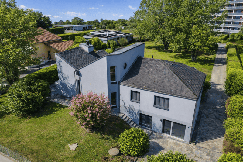 Schöne individuelle Villa auf großem Grundstück in Fully (2)