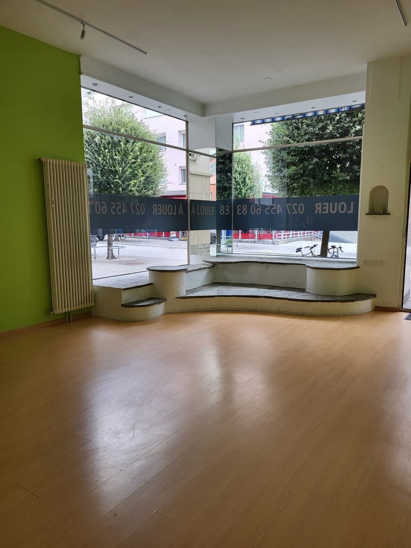 wide entrance, glass windows, wooden floor, radiator, benches, outdoor parking, bicycles