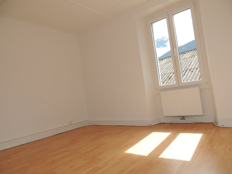empty room, wooden floor, white walls, window, heater