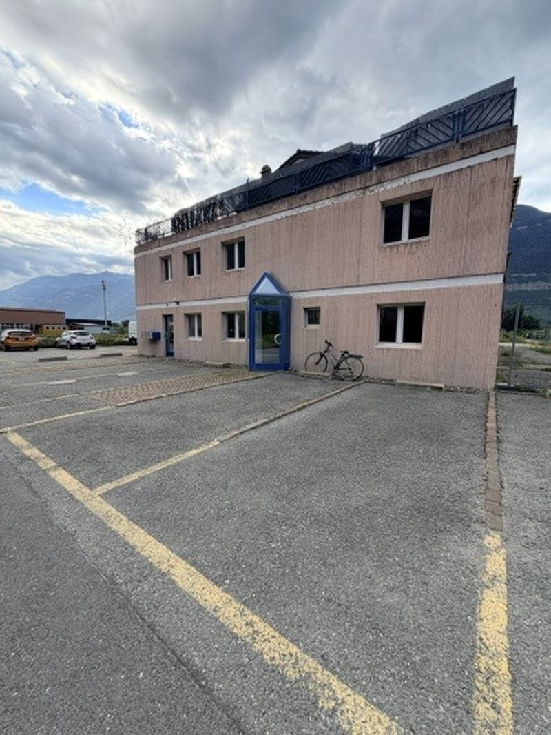 À LOUER – Local commercial de 170 m² à Fully, divisible en 3 espaces indépendants (1)