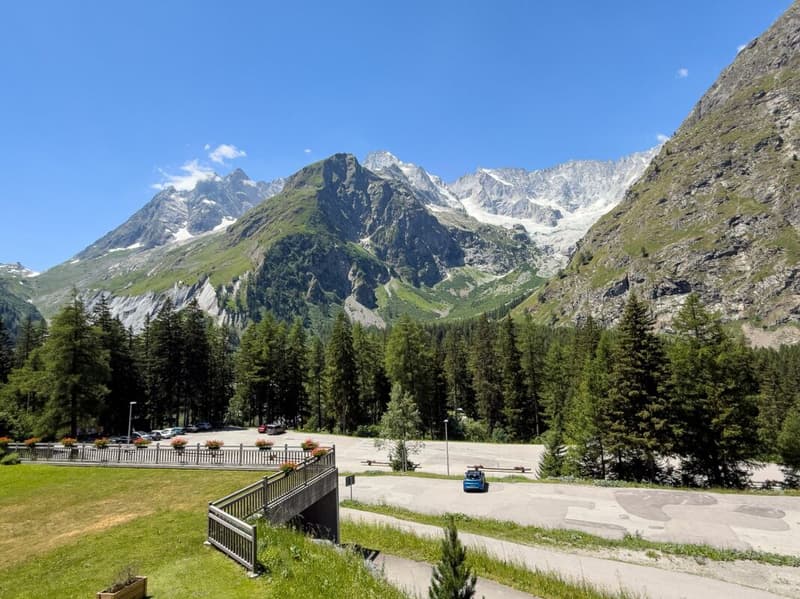 2,5 Zimmer mit Panoramablick auf die Gipfel (7)