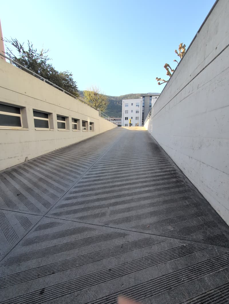 À louer ! Proche de l'Hôpital de Sion, des places de parc intérieures pour MOTOS ! (3)