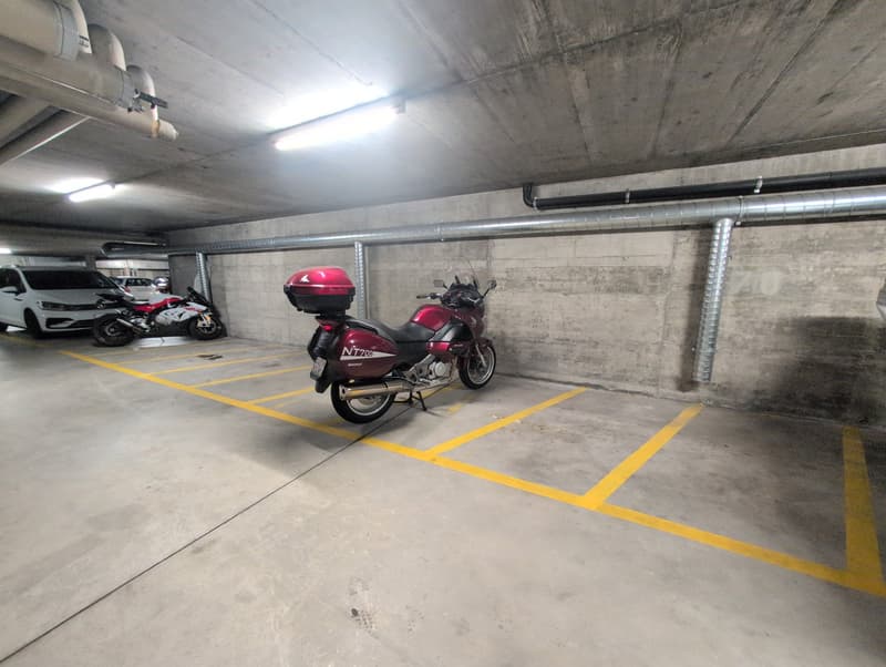 À louer ! Proche de l'Hôpital de Sion, des places de parc intérieures pour MOTOS ! (8)