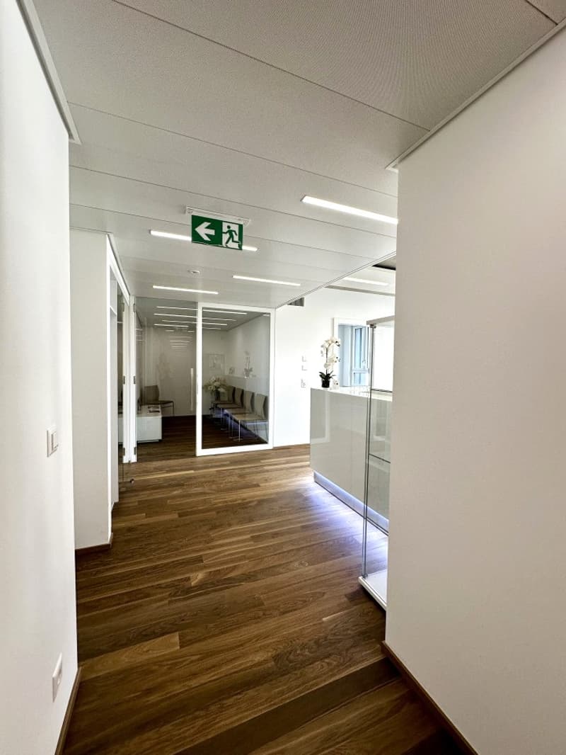 For rent! A beautiful modern administrative space, just two steps from the Rome square in Martigny! (2)