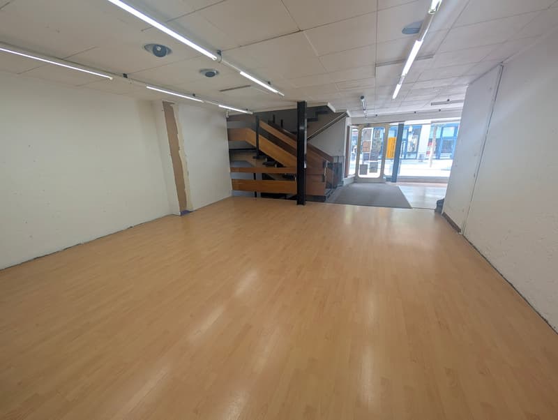 Zu vermieten, eine Gewerbefläche auf zwei Etagen, an der Avenue de la Gare in Martigny! (6)