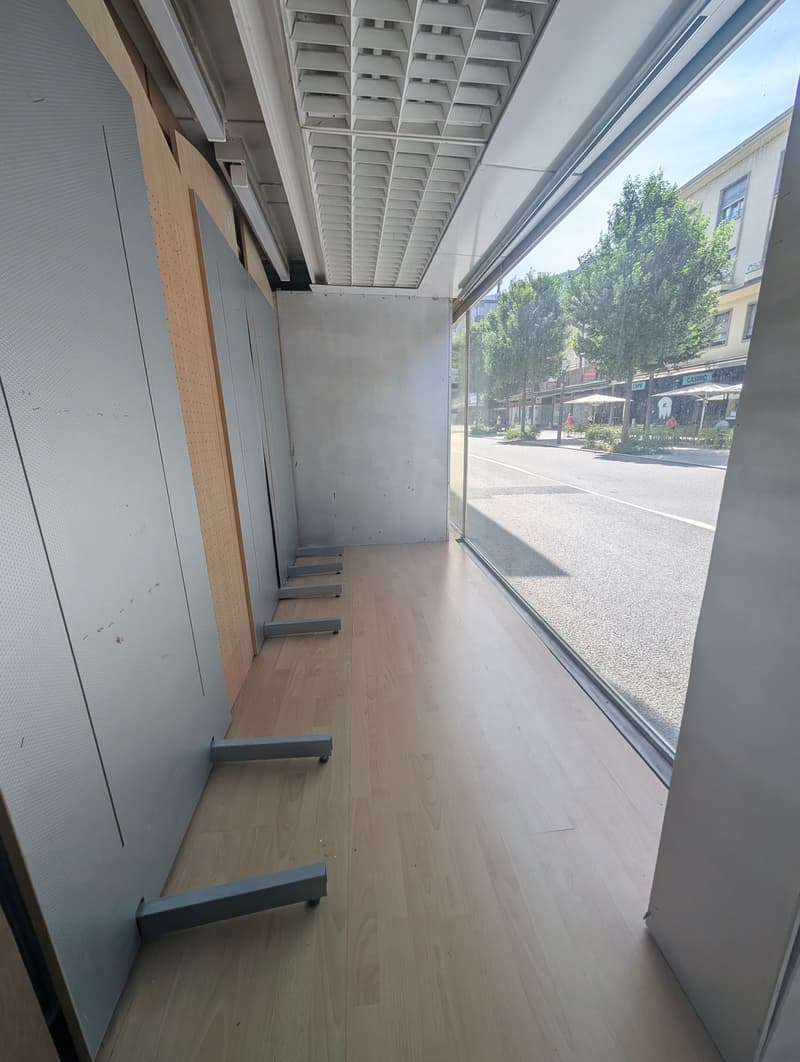 Zu vermieten, eine Gewerbefläche auf zwei Etagen, an der Avenue de la Gare in Martigny! (4)