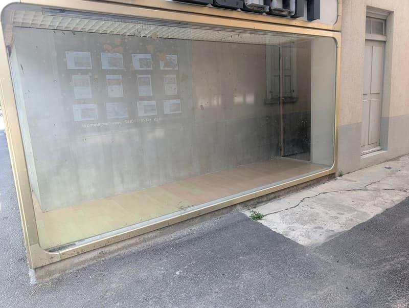 Zu vermieten, eine Gewerbefläche auf zwei Etagen, an der Avenue de la Gare in Martigny! (3)