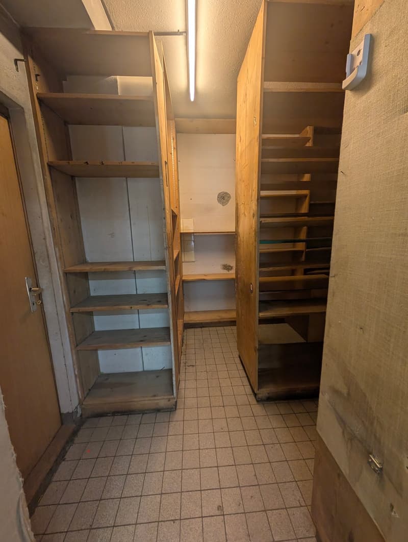 Zu vermieten, eine Gewerbefläche auf zwei Etagen, an der Avenue de la Gare in Martigny! (19)
