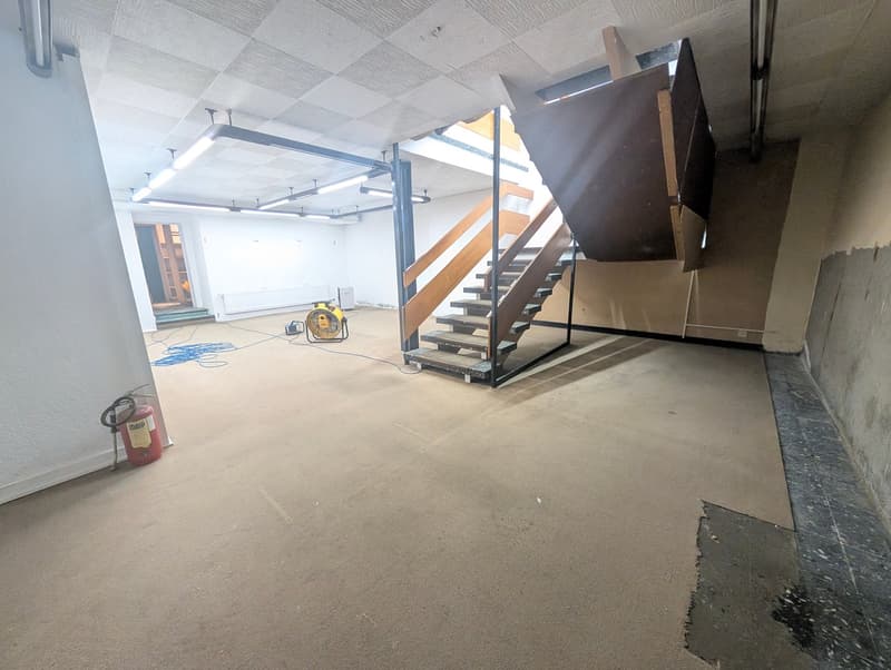 Zu vermieten, eine Gewerbefläche auf zwei Etagen, an der Avenue de la Gare in Martigny! (11)