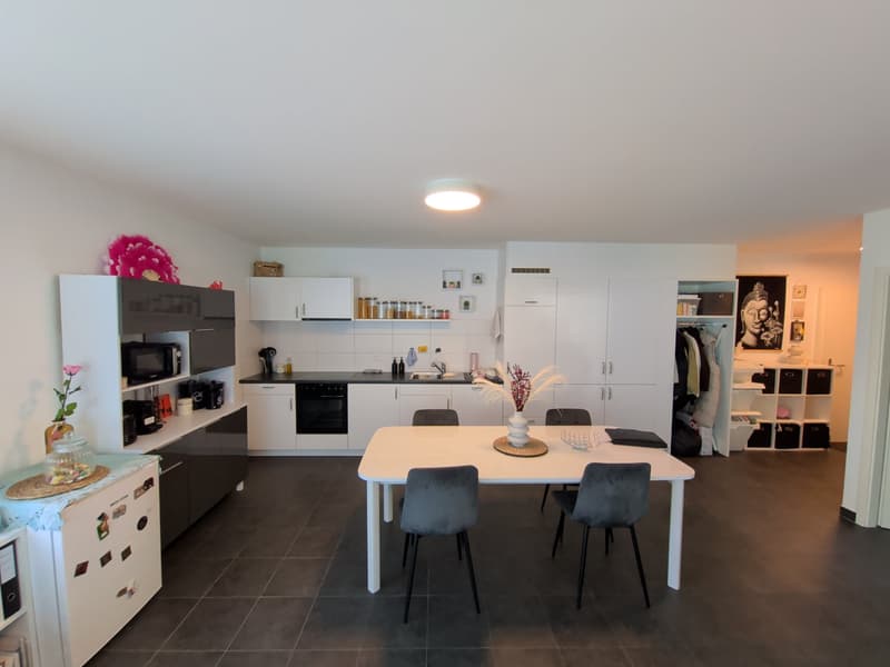 For rent! A spacious 2-room apartment with a parking space, in Sion (3)