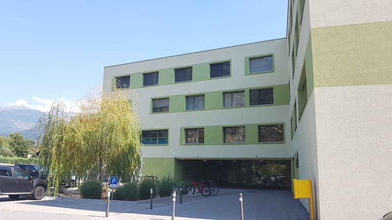 For rent! A spacious 2-room apartment with a parking space, in Sion (1)