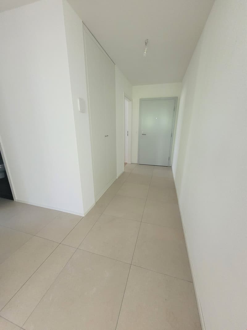 Zu vermieten! Eine schöne 3-Zimmer-Wohnung mit Rasenfläche in Martigny! (2)