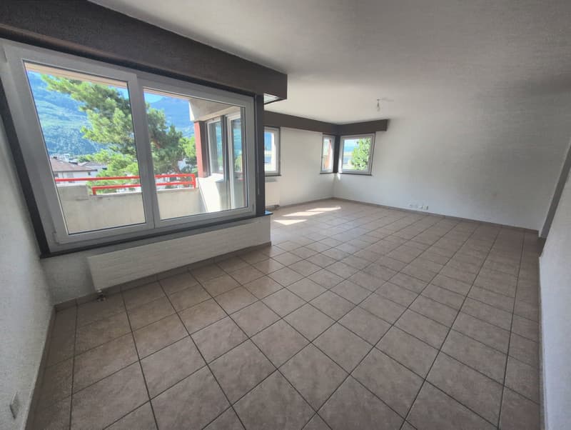 À louer ! Un spacieux appartement de 5 pièces 1/2, entouré de verdure, à l'entrée Ouest de Sion ! (5)