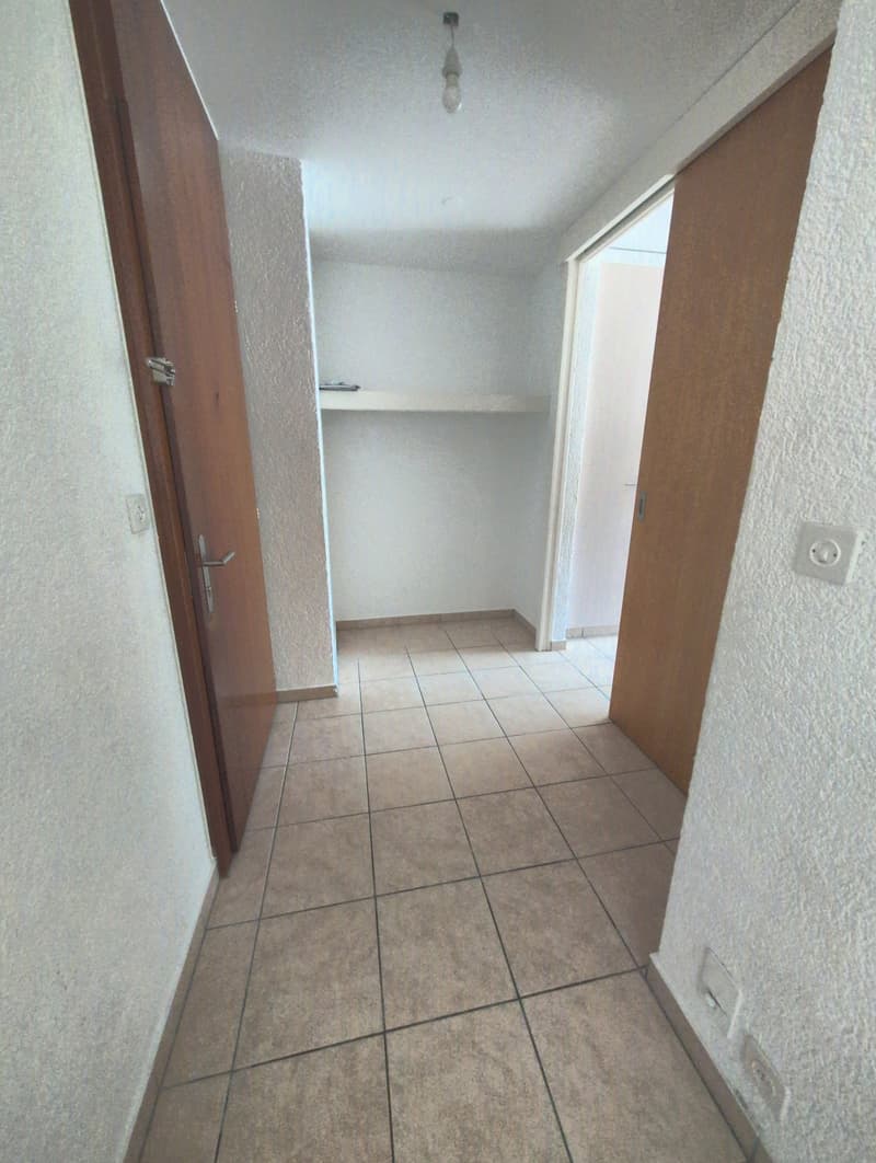 À louer ! Un spacieux appartement de 5 pièces 1/2, entouré de verdure, à l'entrée Ouest de Sion ! (2)