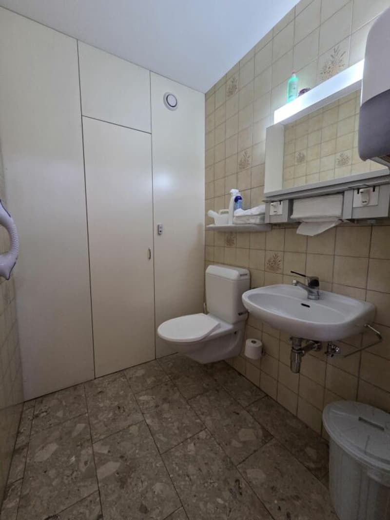 Lokale von etwa 190m2 im Zentrum von Saxon, ideal für Arztpraxis (9)