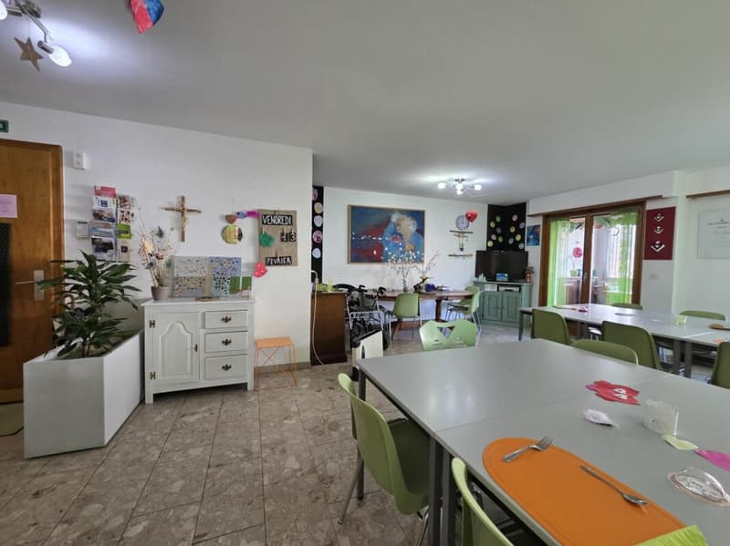 Lokale von etwa 190m2 im Zentrum von Saxon, ideal für Arztpraxis (1)