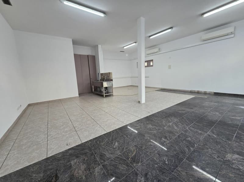 Locale commerciale al pianterreno nel centro del villaggio con posto auto (5)
