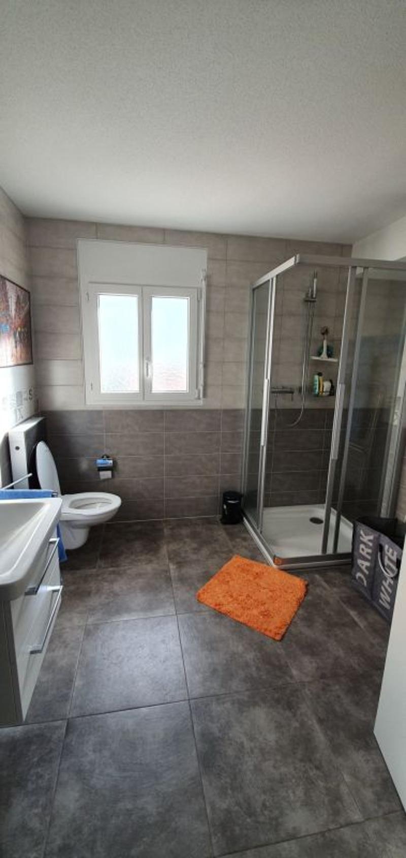 meublé - 2.5 pces en attique à l'entrée du village avec places de parc et balcon (4)