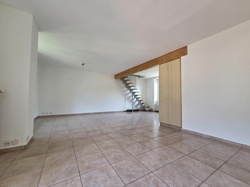Appartement de 5 pièces 1/2 en duplex avec balcon et places de parc extérieures (3)