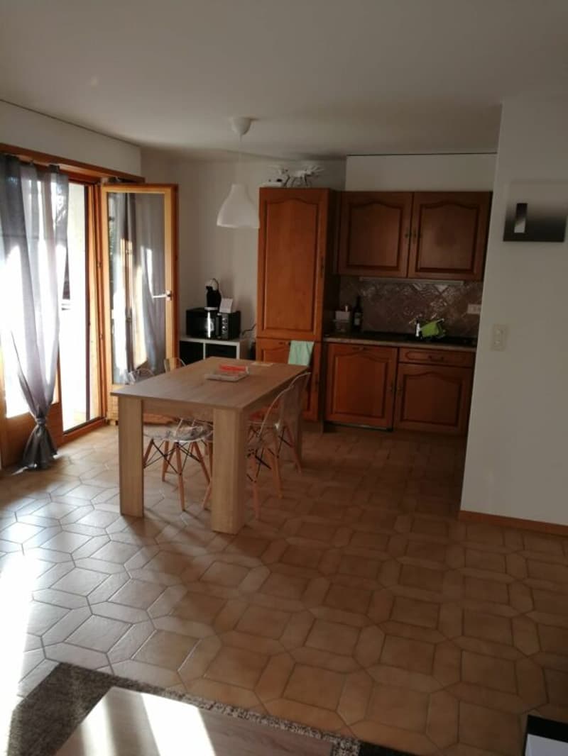 Spacious 2.5-room apartment in the village center with parking space (4)