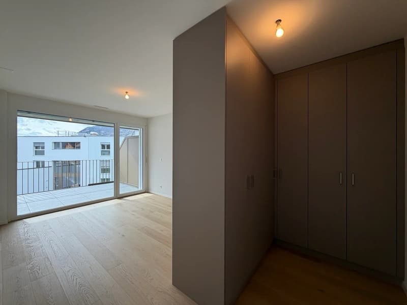 empty room, wooden floor, sliding glass door, balcony, built-in wardrobe