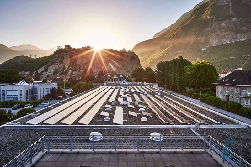 Techno-pôle Sierre - Toiture photovoltaïque / Techno-pôle Sierre - Photovoltaik-Dach / Techno-pôle Sierre - Photovoltaic roof