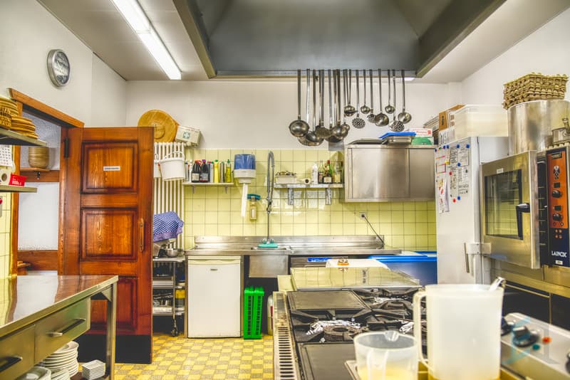 Restaurant Noës - Cuisine professionnelle équipée / Restaurant Noës - Professionell ausgestattete Küche / Restaurant Noës - Fully equipped professional kitchen