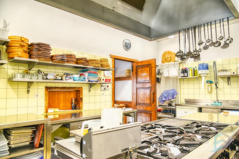 Restaurant Noës - Cuisine professionnelle équipée / Restaurant Noës - Professionell ausgestattete Küche / Restaurant Noës - Fully equipped professional kitchen