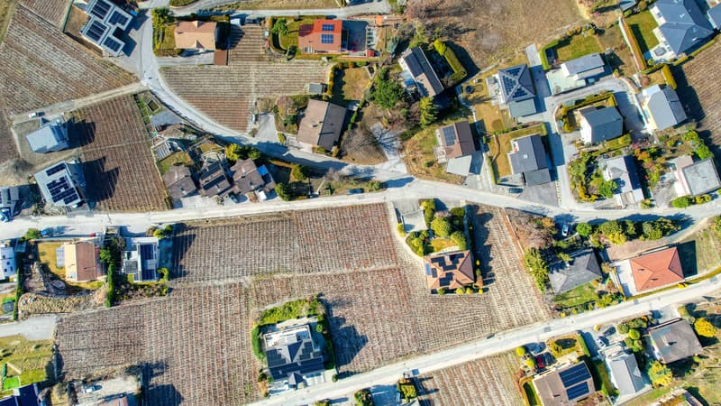 Terrain à bâtir Miège - vue drone / Baugrundstück Miège - Drohnenansicht / Building plot Miège - drone view