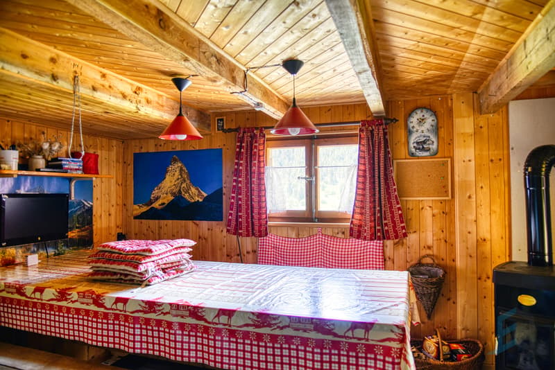Chalet Ayer - Salle à manger avec Poêle / Chalet Ayer - Esszimmer mit Kamin / Ayer Chalet - Dining Room with Stove