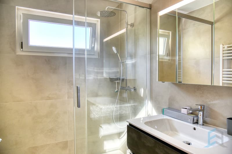 Appartement Noës - Salle de douche / Ferienwohnung Noës - Duschbad / Noës Apartment - Shower Room
