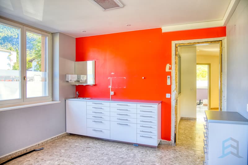 Local commercial Chalais - Cabinet 2 avec accès au balcon / Gewerbeimmobilie in Chalais - Büro 2 mit Zugang zum Balkon / Commercial Space in Chalais - Office 2 with Access to the Balcony