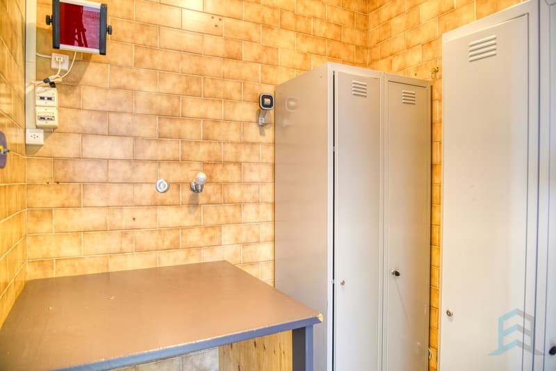 Local commercial Chalais - Vestiaire / Gewerbeimmobilie in Chalais - Garderobe / Commercial Space in Chalais - Cloakroom