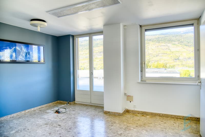 Local commercial Chalais - Cabinet 3 avec accès au balcon / Gewerbefläche in Chalais - Büro 3 mit Zugang zum Balkon / Commercial Space in Chalais - Office 3 with Access to the Balcony