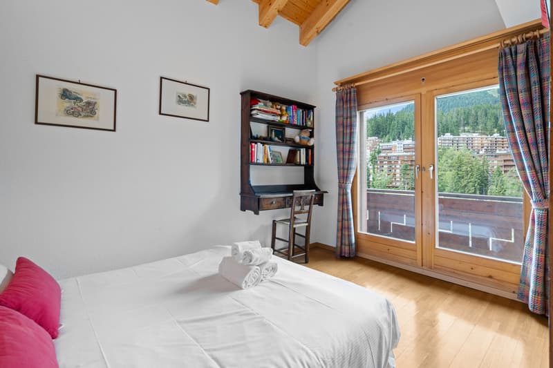 une chambre avec un lit double et une grande fenêtre / a bedroom with a double bed and a large window