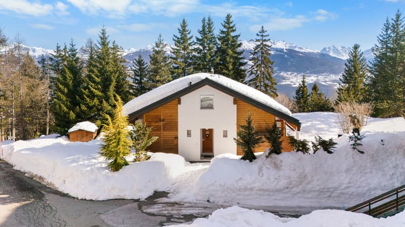 Chalet contemporaneo, a due passi dal centro, in residenza secondaria. (10)
