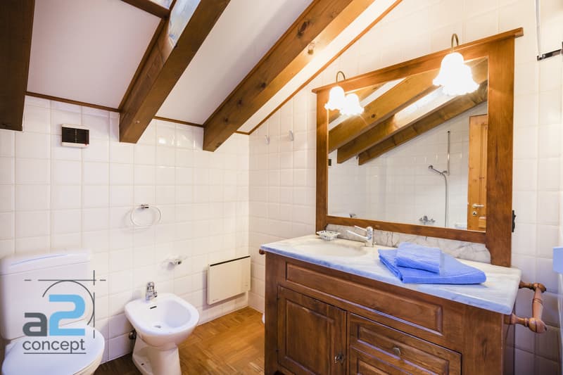 In the heart of Crans and on the edge of the golf course, chalet with two apartments (10)