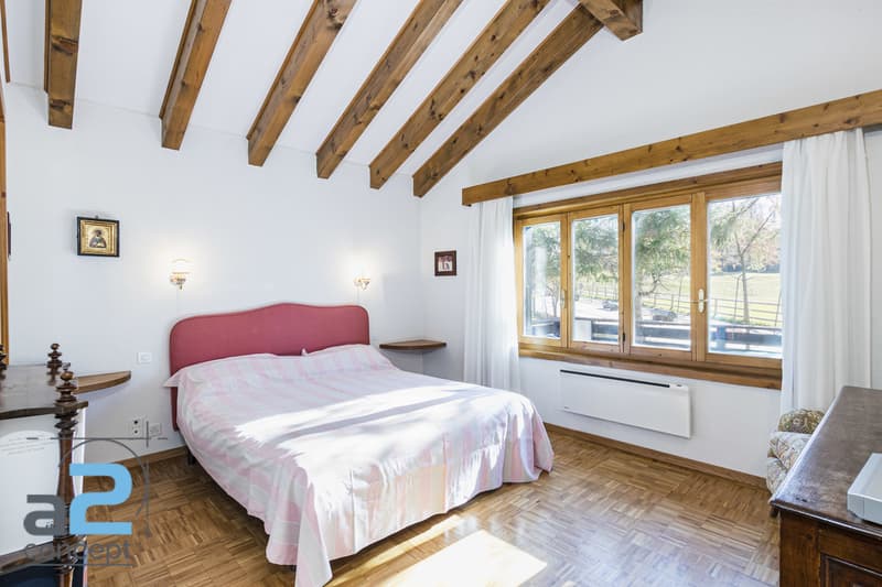 In the heart of Crans and on the edge of the golf course, chalet with two apartments (8)