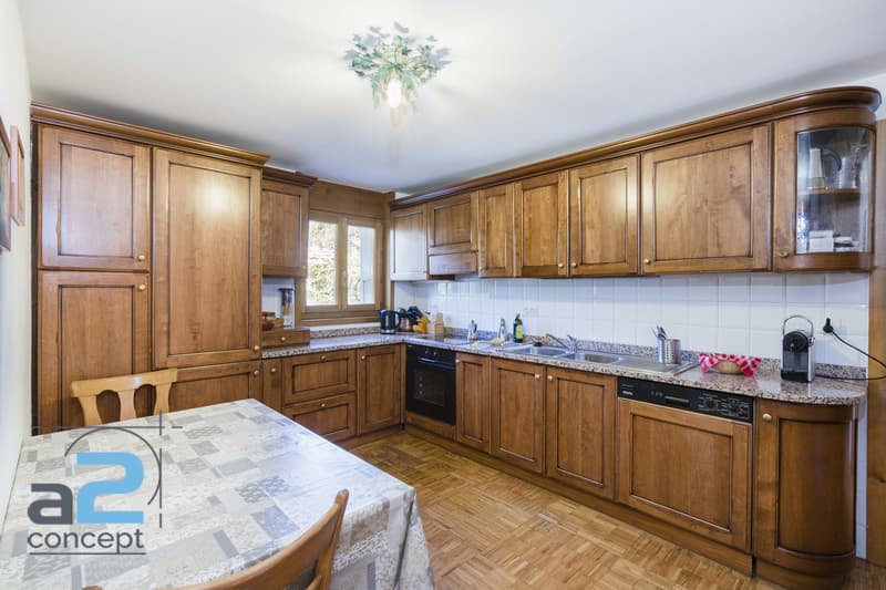 In the heart of Crans and on the edge of the golf course, chalet with two apartments (5)