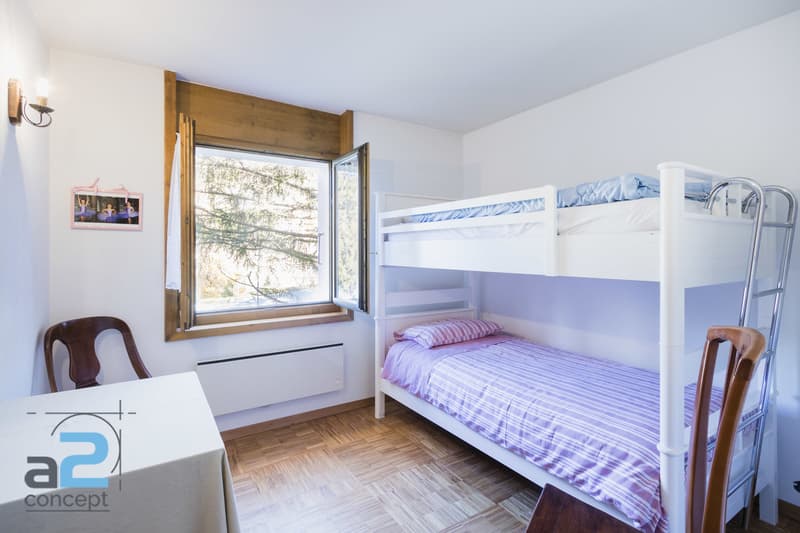 In the heart of Crans and on the edge of the golf course, chalet with two apartments (12)