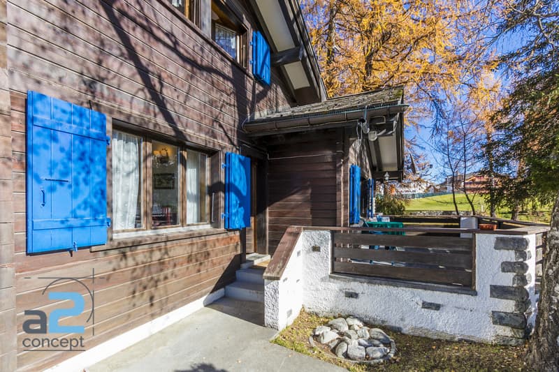 In the heart of Crans and on the edge of the golf course, chalet with two apartments (3)