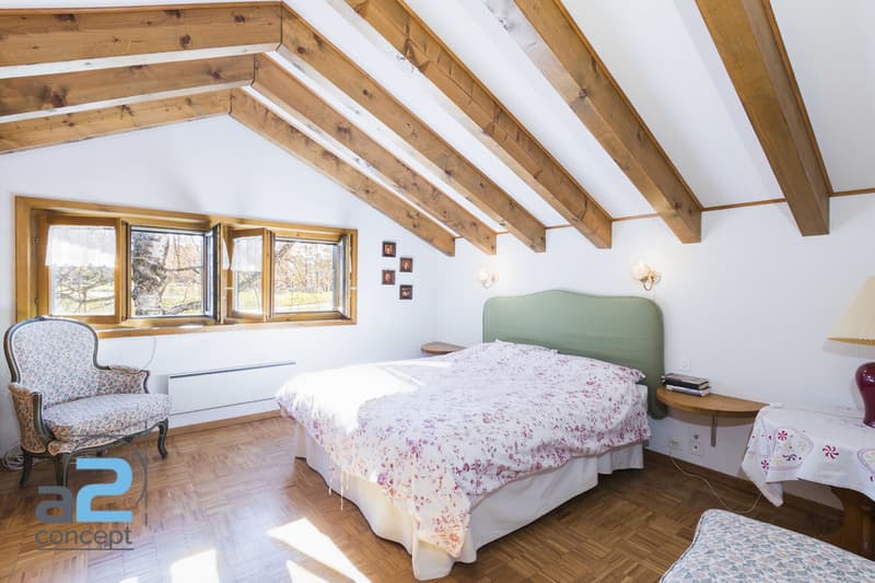 In the heart of Crans and on the edge of the golf course, chalet with two apartments (6)