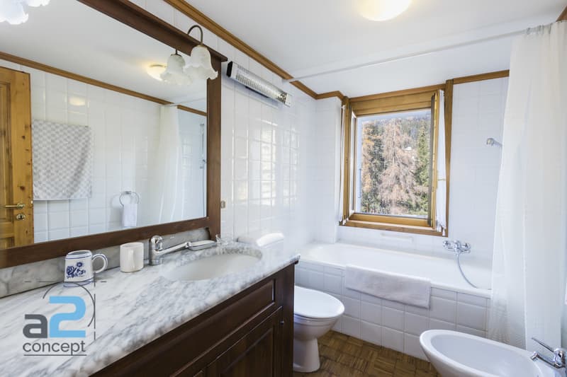 In the heart of Crans and on the edge of the golf course, chalet with two apartments (9)