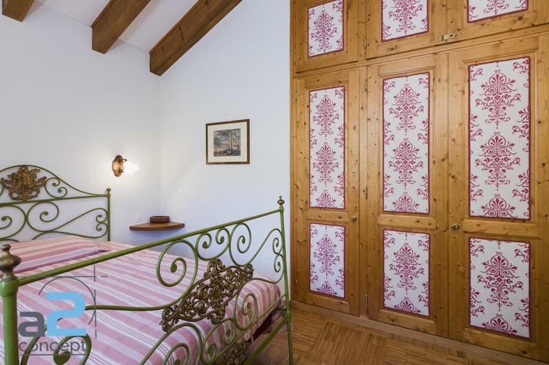 In the heart of Crans and on the edge of the golf course, chalet with two apartments (7)