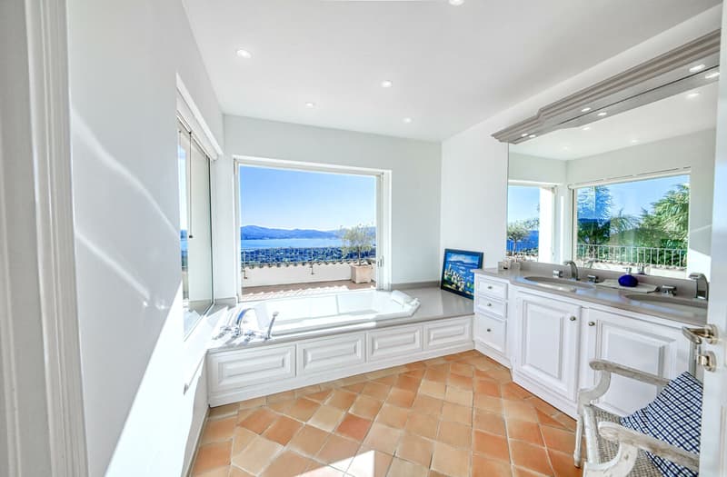 LOCATION ÉTÉ - VILLA LUXUEUSE AVEC VUE SUR LA MER ET ST TROPEZ (10)