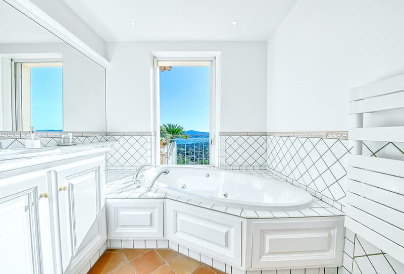 LOCATION ÉTÉ - VILLA LUXUEUSE AVEC VUE SUR LA MER ET ST TROPEZ (12)