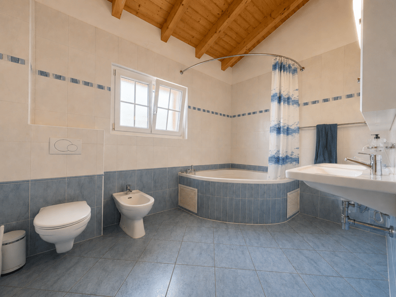 Villa individuelle très spacieuse de 5.5 pcs à Saxon avec joli jardin (12)