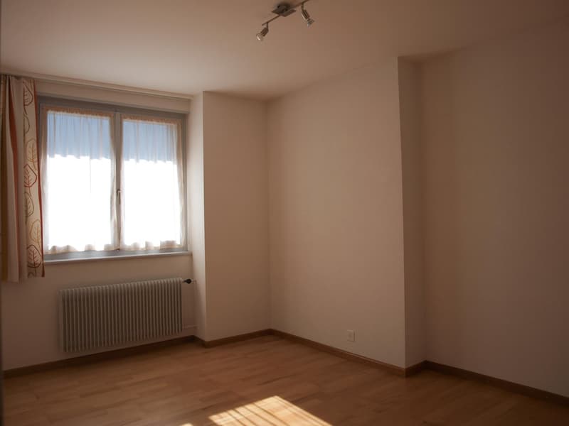 empty room, white walls, wooden floor, large window, radiator