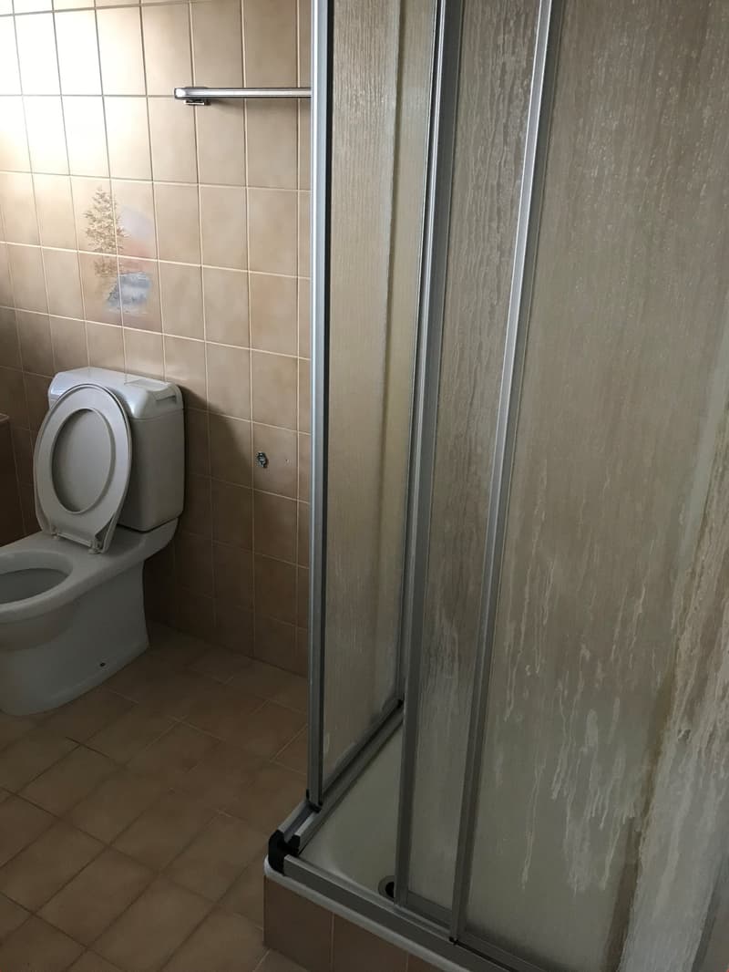 Salle de bains avec baignoire et douche photo 2